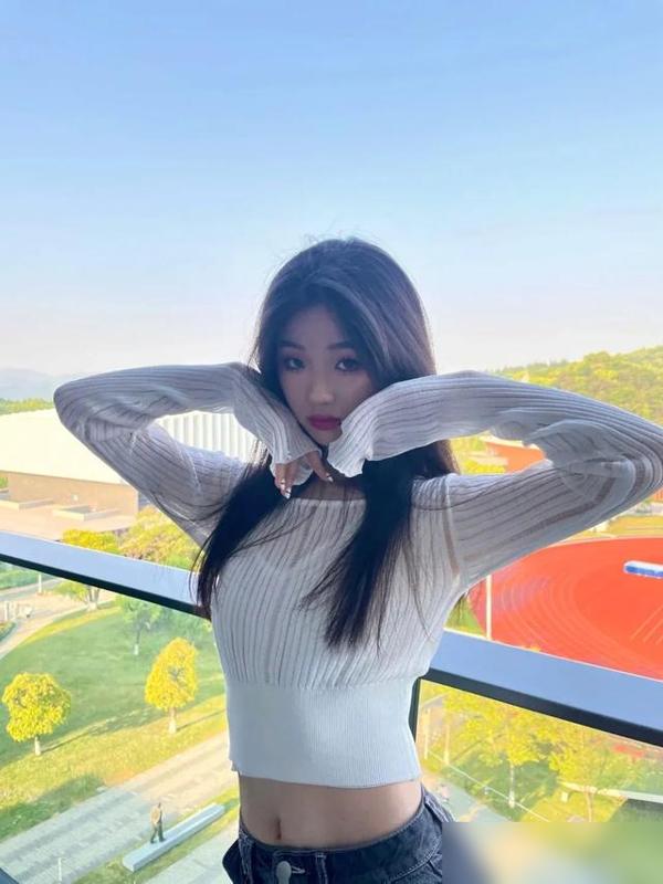 23岁单依纯晒出家居照，一人生活，打扮随意，专注音乐，魅力无限