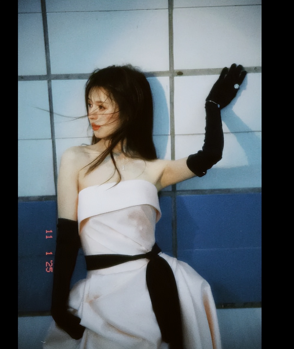 鹤男粉色长裙亮相，回眸一笑百媚生，女王范十足！