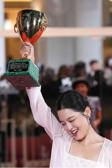 辛芷蕾威尼斯封后！首个公开祝福的竟是他？花少团沉默引发全网论战！