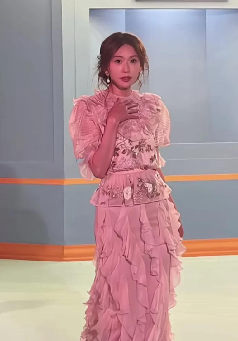 林志玲出席活动畏手畏脚的样子真让人心疼，日子真的和谁过不一样