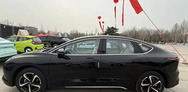 江铃羿驰05:颜值与实力兼具的纯电轿车