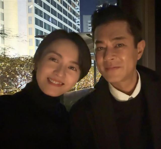 ?梁咏琪过49岁生日，和古天乐一起吃饭，皮肤超级好，身上没有老态