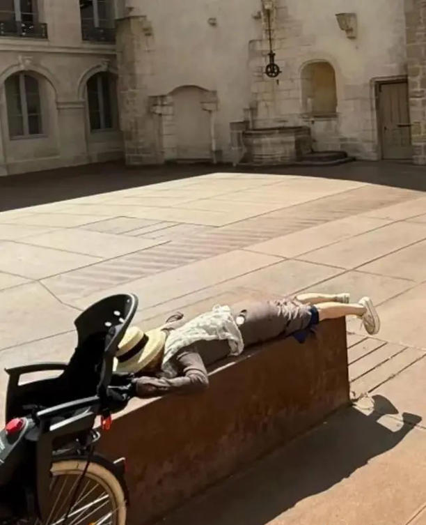 52岁袁立法国街头晒背