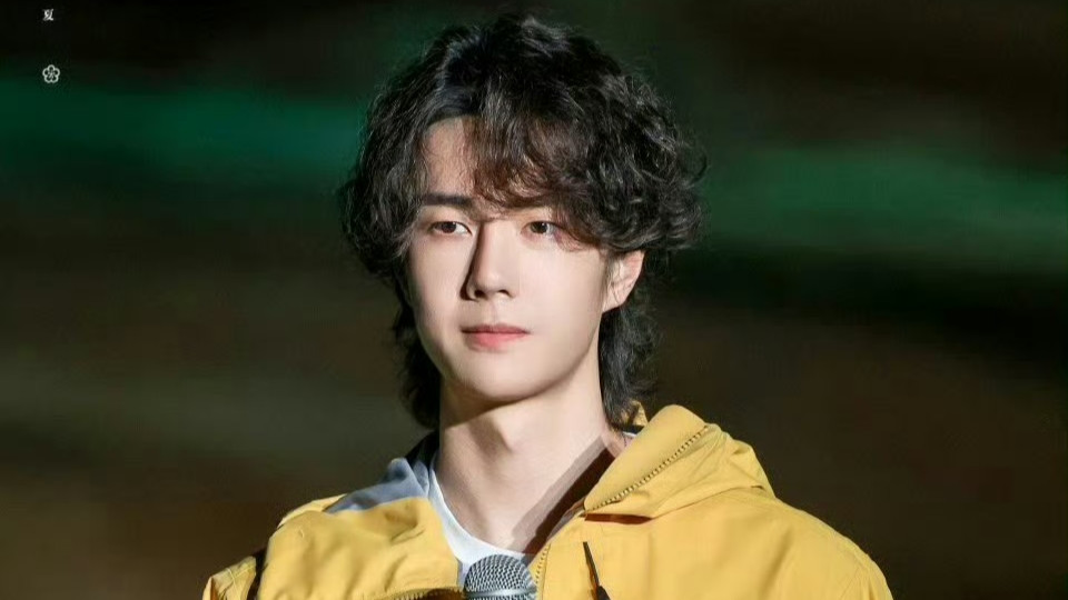 王一博直播甜笑出圈，全民沉浸可爱风暴