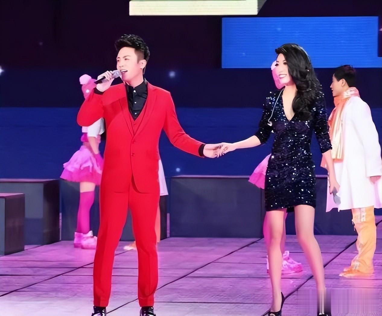 母亲贪污3.5亿的曲婉婷,在国外被男友骗钱想回国,网友表示：活该