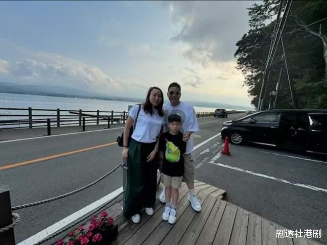 香港男歌手疑背妻偷食！十指紧扣密会年下女，与妻结婚多年无绯闻