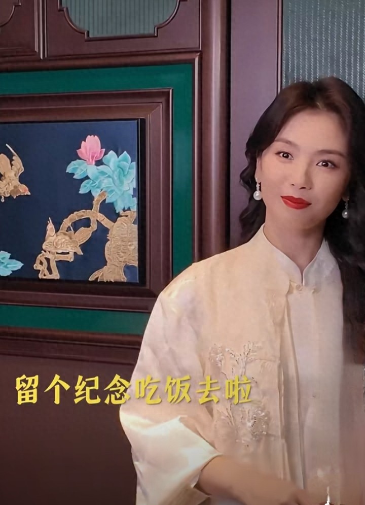 刘涛探店品美食,一袭白裙尽显优雅气质