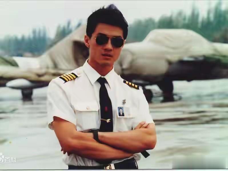 怀旧照片:随着李亚鹏头发越来越少,王菲脸上的笑容也逐渐消失