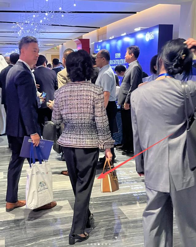 何超琼近况曝光,生图皮包骨大小眼明显,西装裤松垮还掉档超抢眼