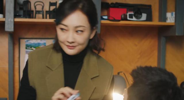 全程龇牙咧嘴，说话张不开嘴，影后牛莉也带不动这个拖油瓶！