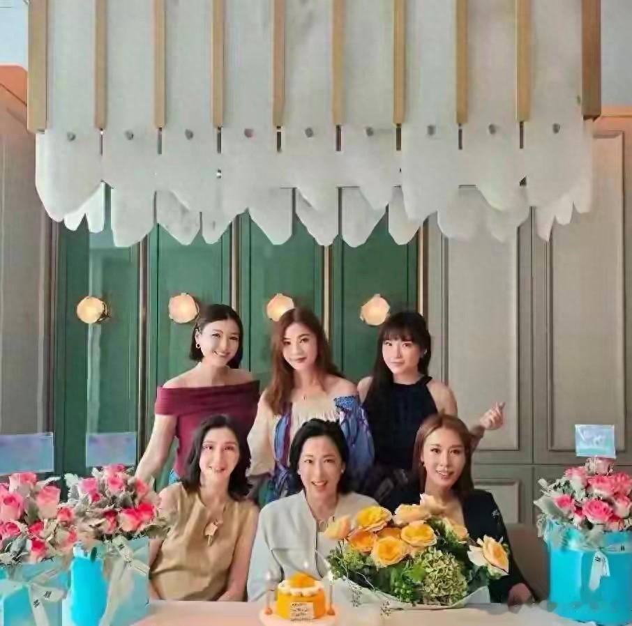 霍启刚妈妈朱玲玲67岁生日,有郭晶晶和港姐冠军同框,排面拉满
