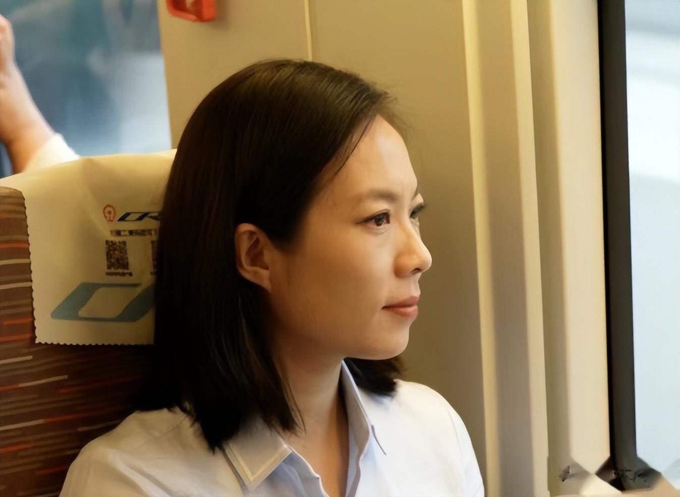 原来九三阅兵的解说是她!23岁就登上央视,今47岁端庄漂亮仍未婚