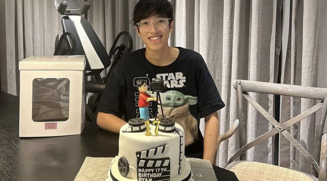 李克勤全家在西班牙看球,17岁长子正脸出镜,一头卷发比父亲还高