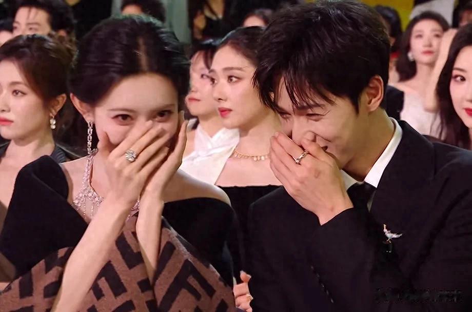 吴磊领奖镜头切赵露思，鞠婧祎脸僵像假人，星光大赏看点全在台下