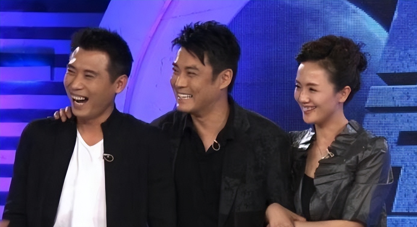 辛柏青现身大孤山还愿！老了瘦了脸依旧憔悴，笑着合影却尽显沧桑