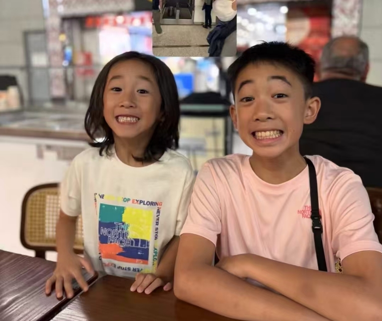 陈小春陪妻儿度假，一家四口穿亲子装，俩儿子越长越像爸爸太酷了