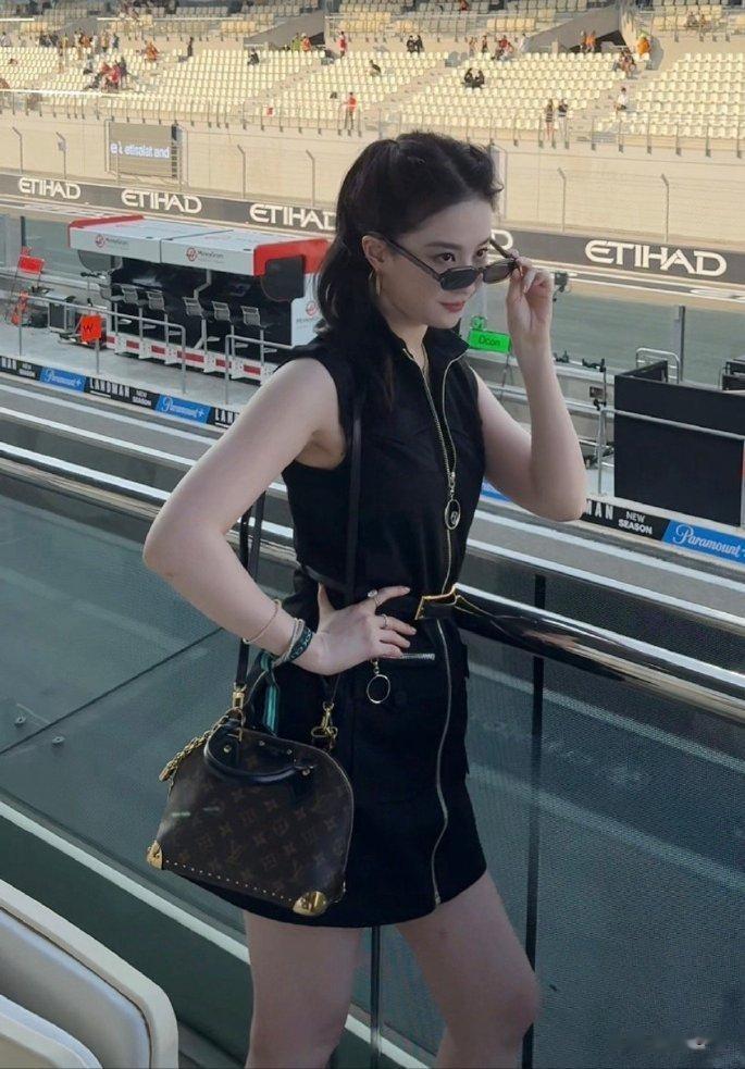 刘亦菲LV购物被偶遇！腰臀丰腴不少变性感，长发及腰气质似大学生