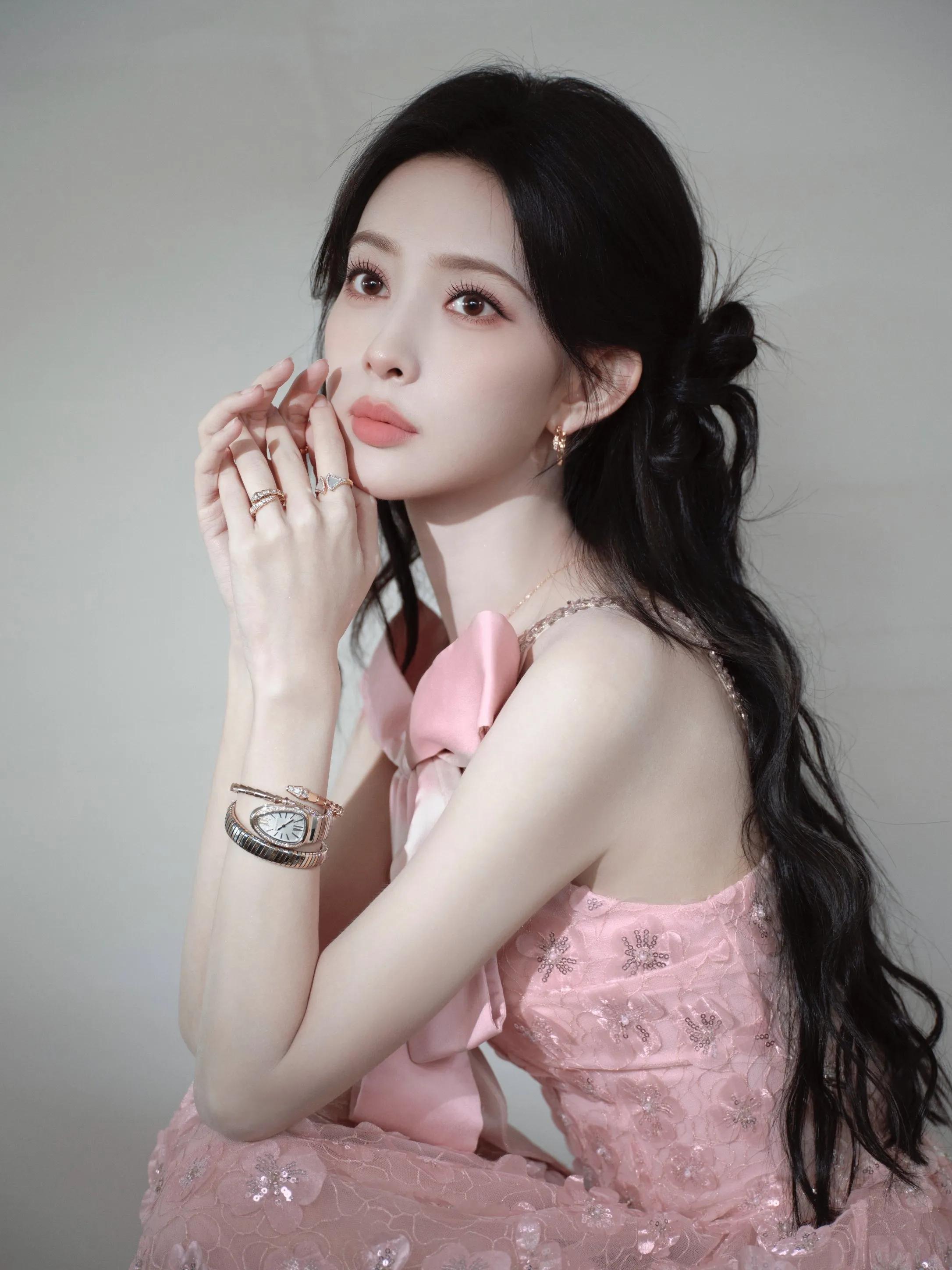 孟子义最新美照来了，是粉色的花仙子[送花花]