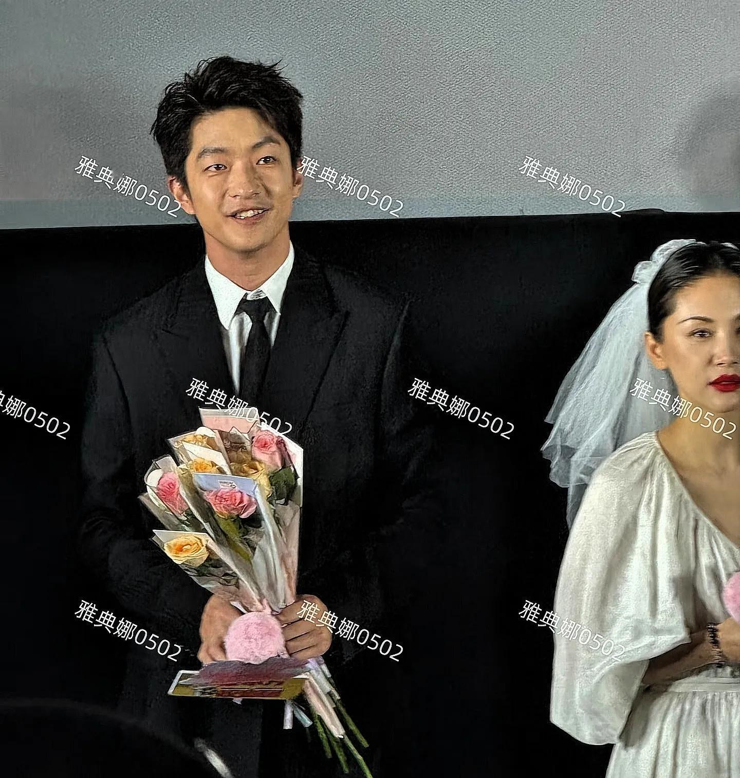 王子文本人没网上夸的那么年轻漂亮，个子矮颜值下滑脸还有点肿!