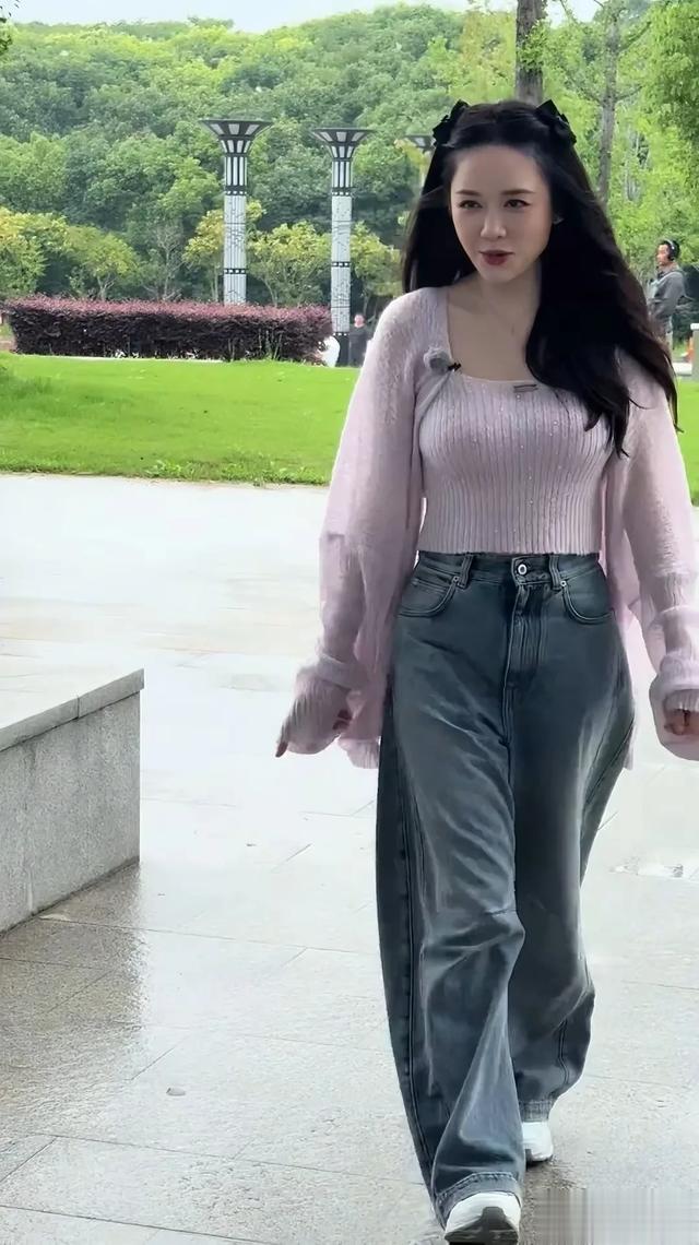 陈乔恩穿浅粉针织+牛仔裤,轻松拿捏松弛美