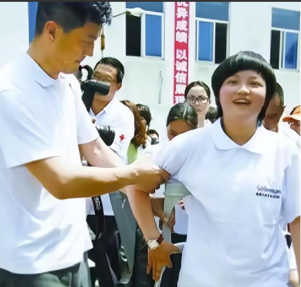 李亚鹏在四川见第四个女儿,身份公开:毕业于电子科大,相拥而泣