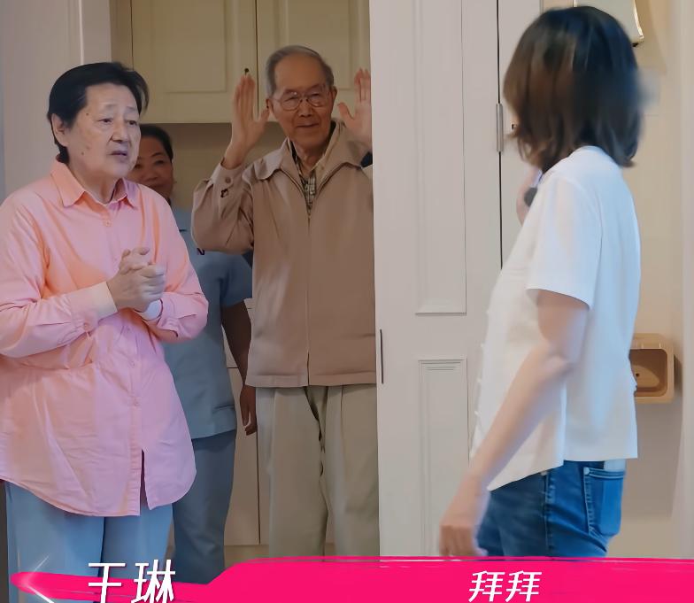 王琳爸爸过世6年,妈妈重男轻女让她睡沙发10年,亲弟不愿养父母