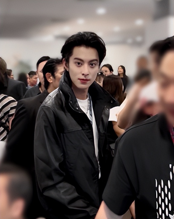 十年神秘女友风波刚3个多月，26岁王鹤棣近况曝光，一点也不意外