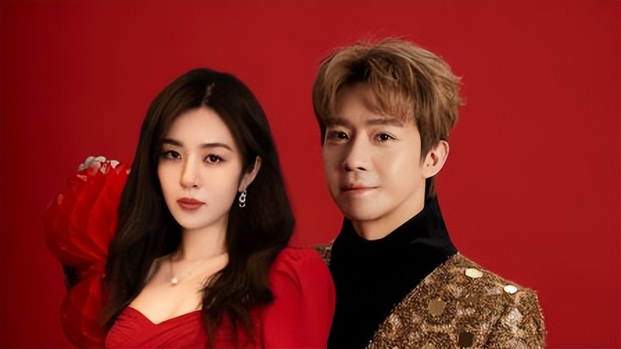 俞灏明一家德国度蜜月！罕穿短袖露伤疤，王晓晨肚大腰圆孕味十足