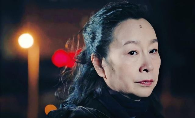 一巴掌把周迅扇懵，奚美娟才是刻在骨子里的恶人，污蔑前夫三十年