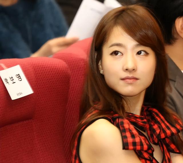 她被称为南韩史上“最强童颜” 是手握超多爆剧人气超强的90花