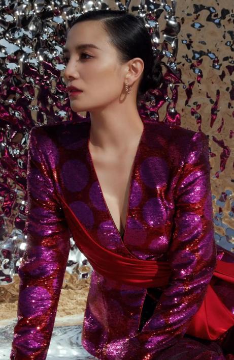 人在做天在看，44岁宋佳被贴标签多年不辩解 如今走上了另一条道路