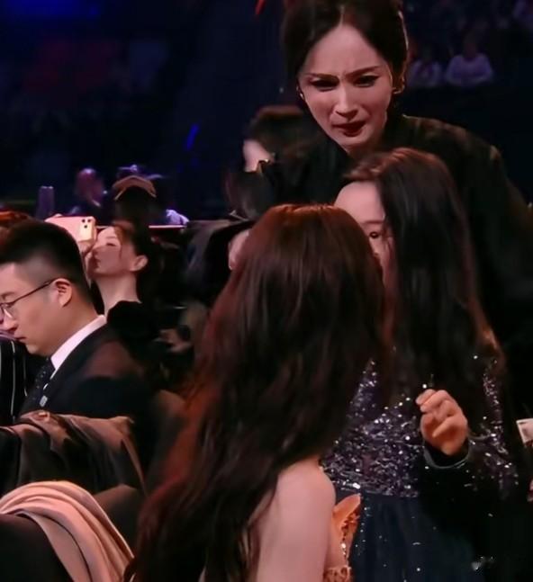 杨幂嫌弃董璇拍照,董璇给小酒窝和杨幂拍照,很迅速地就拍完了