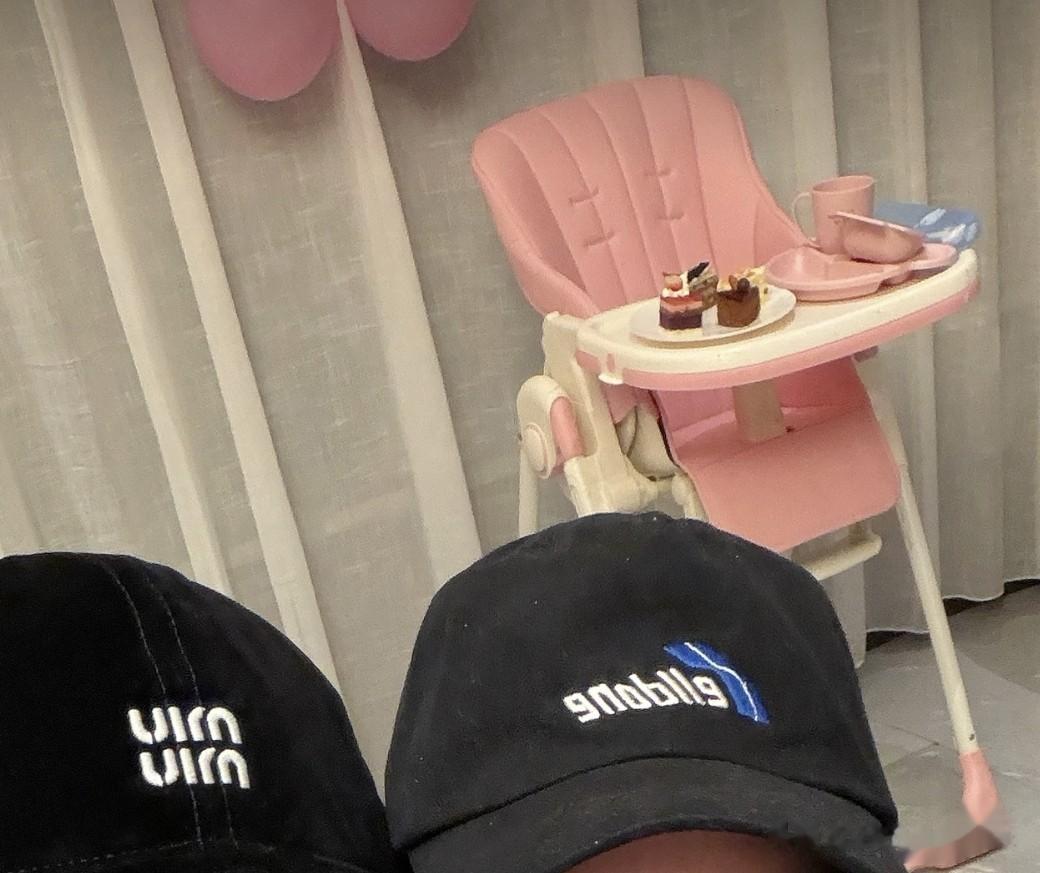 任重和老婆拉手晒幸福,孙骁骁素颜很显嫩,2岁女儿在用粉色餐椅