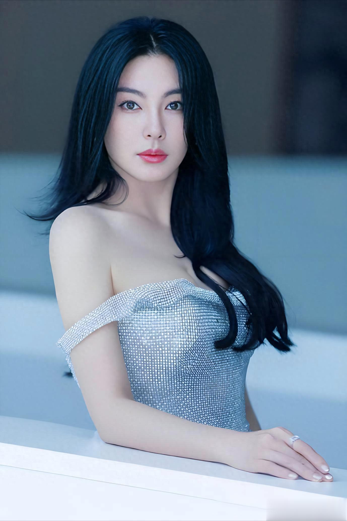 张雨绮满钻露肩裙勾勒好身材，这颜值气质谁能不心动？