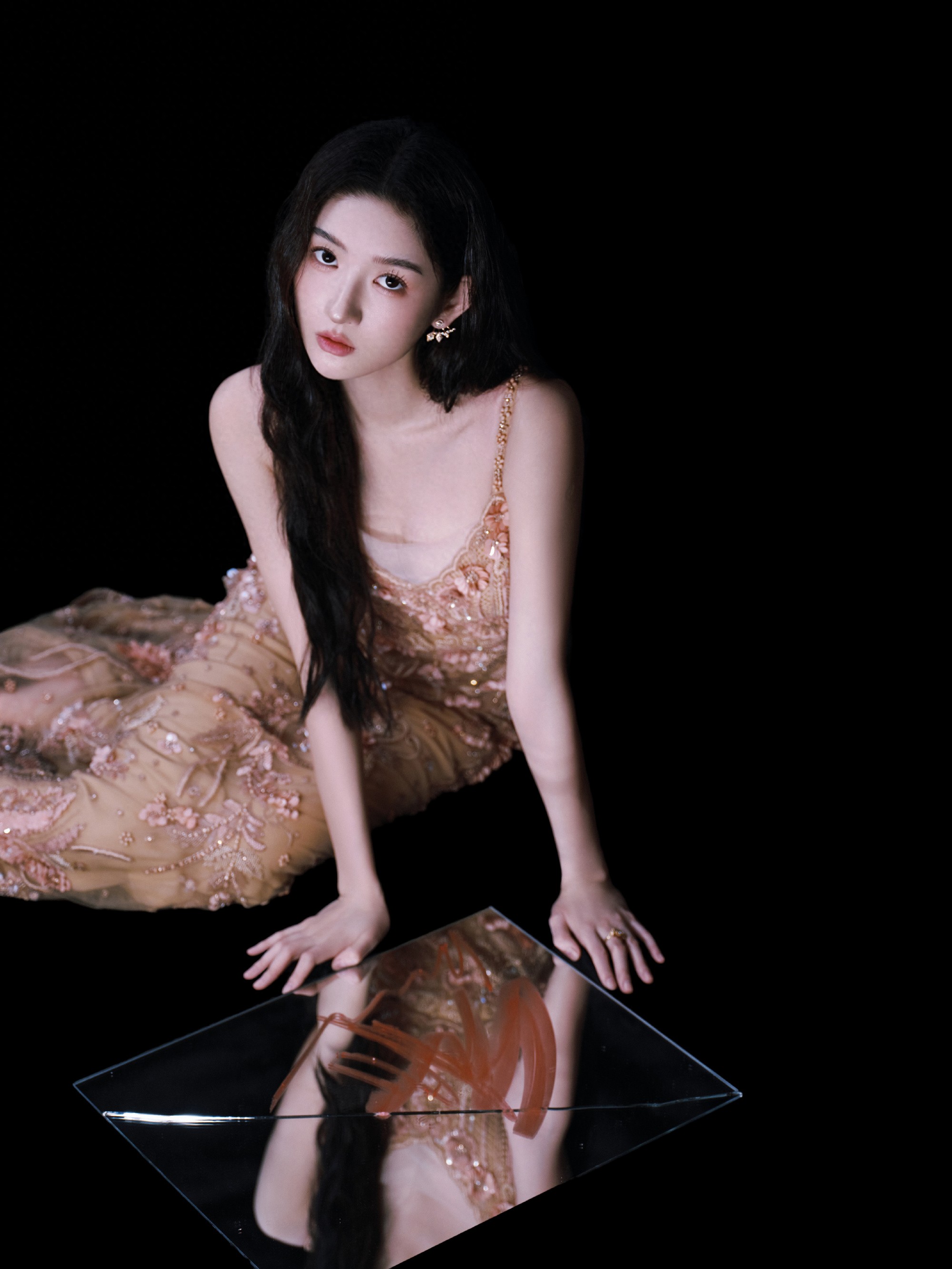 王玉雯鎏金抹胸礼裙