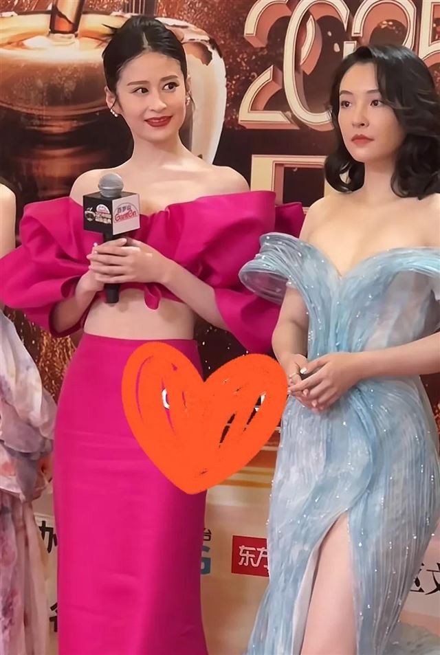 上海这晚，吴彦姝坐在刘亦菲身边，关晓彤跑去搭话，童谣俯身倾耳