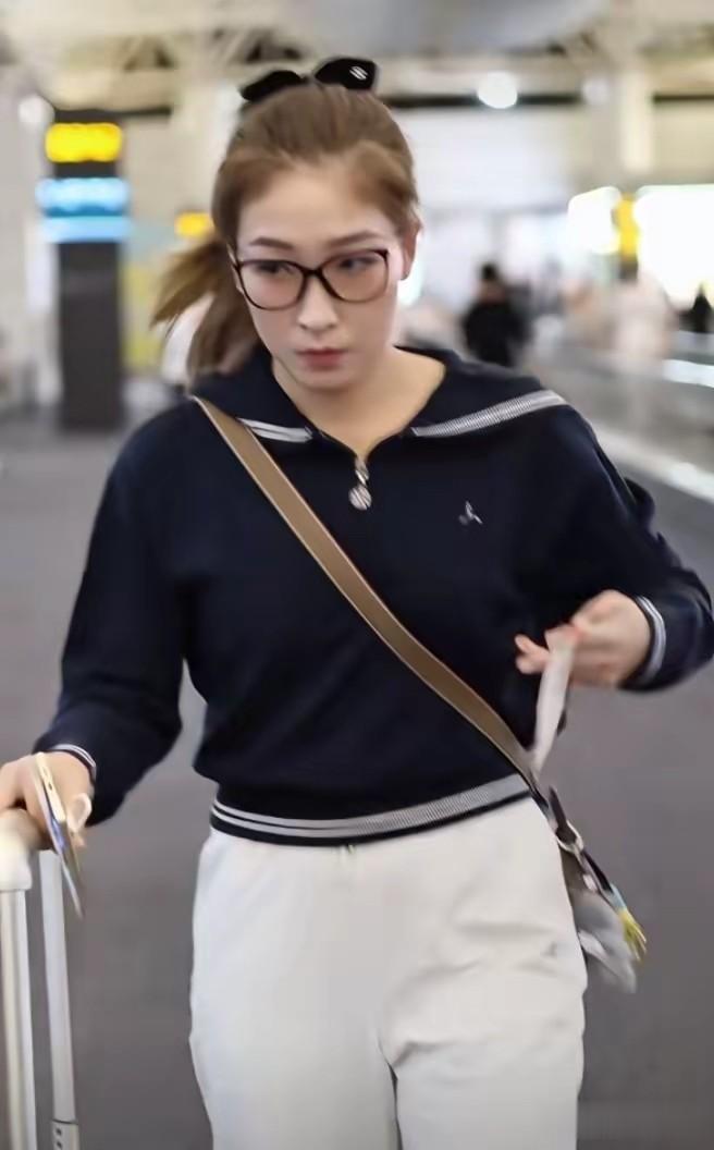 刘诗雯抵达杭州机场路透，肌肤白里透红，穿海军领卫衣满满少女感