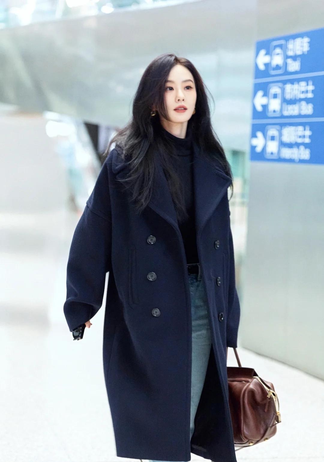 刘诗诗机场私服真会穿！藏蓝大衣+牛仔裤+短靴，时髦高级又洋气！