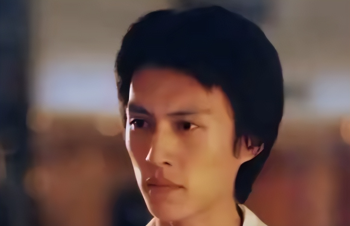 人民日报对靳东的称呼变了，七字之差释放强烈信号，陈道明说对了