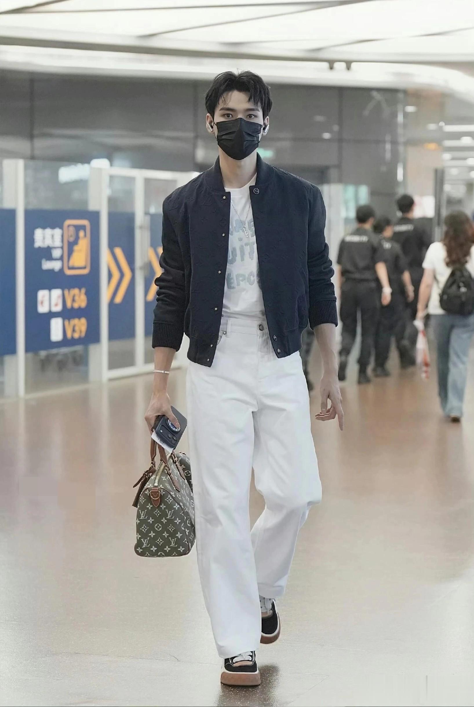 龚俊巴黎时装周出发,机场如秀场,帅的得高级有实感!