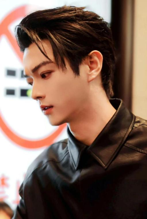 一波又起!许凯事件没完,又一乐坛泰斗遭曝丑闻,当事人已报警