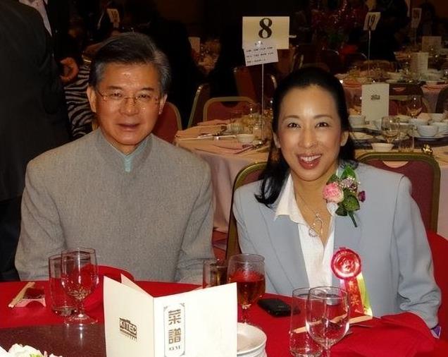 罗康瑞离婚再婚风波,追寻朱玲玲成笑谈,富豪人生难掩情感纠葛