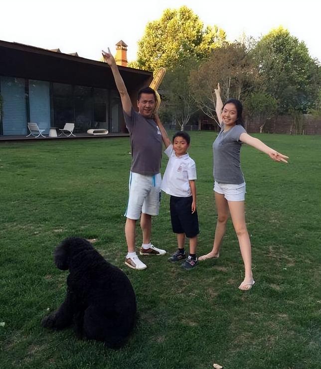 7年败光80亿，55岁王中磊落魄，被迫拍短视频还债，儿子在美潇洒