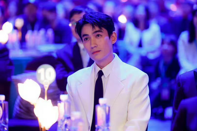 巧合还是玄学？坐在五位影帝身后的男人，袁弘才是最强背景板