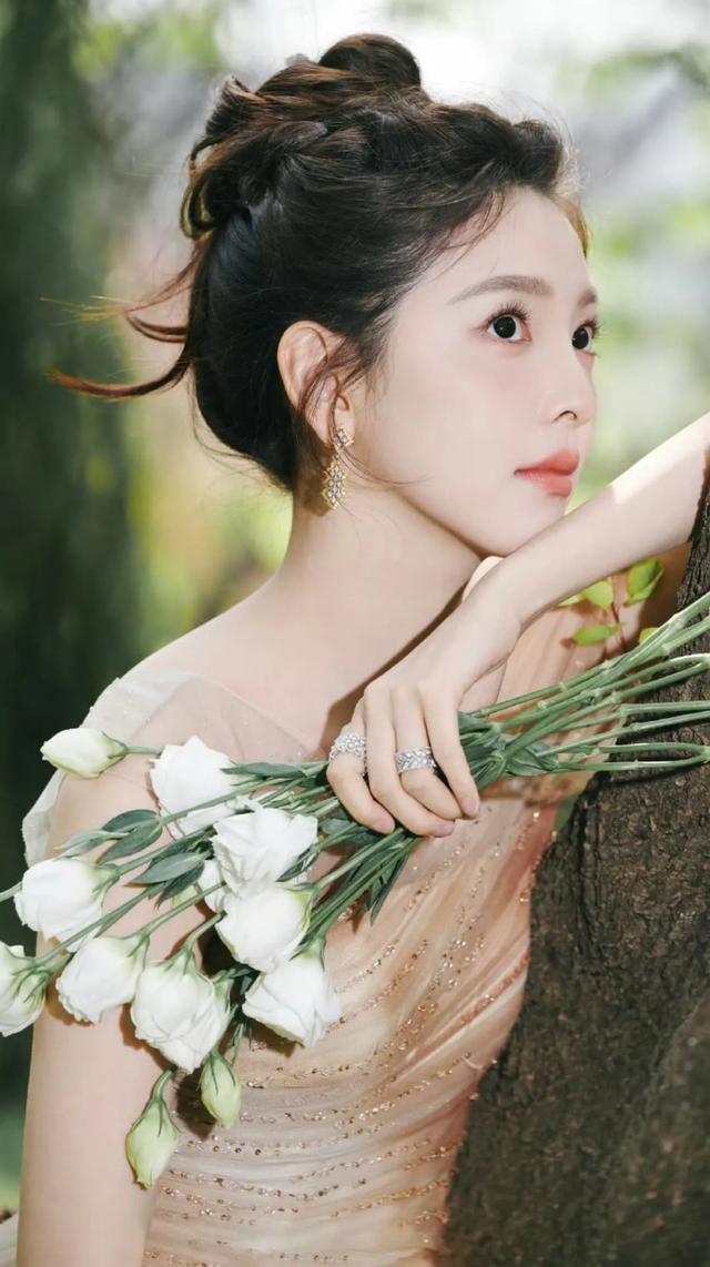 章若楠这造型，狠狠拿捏住我的心！