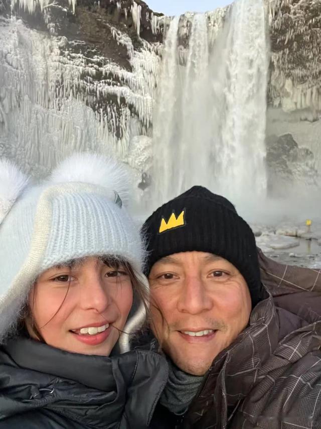 吴彦祖晒多张混血女儿合影!12岁吴斐然眉眼英气,像爸爸也像妈妈