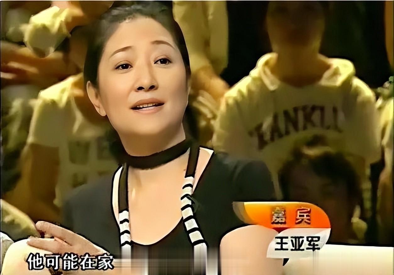 原来他们俩是夫妻，都是一级演员，她40岁高龄产女，相守20余年