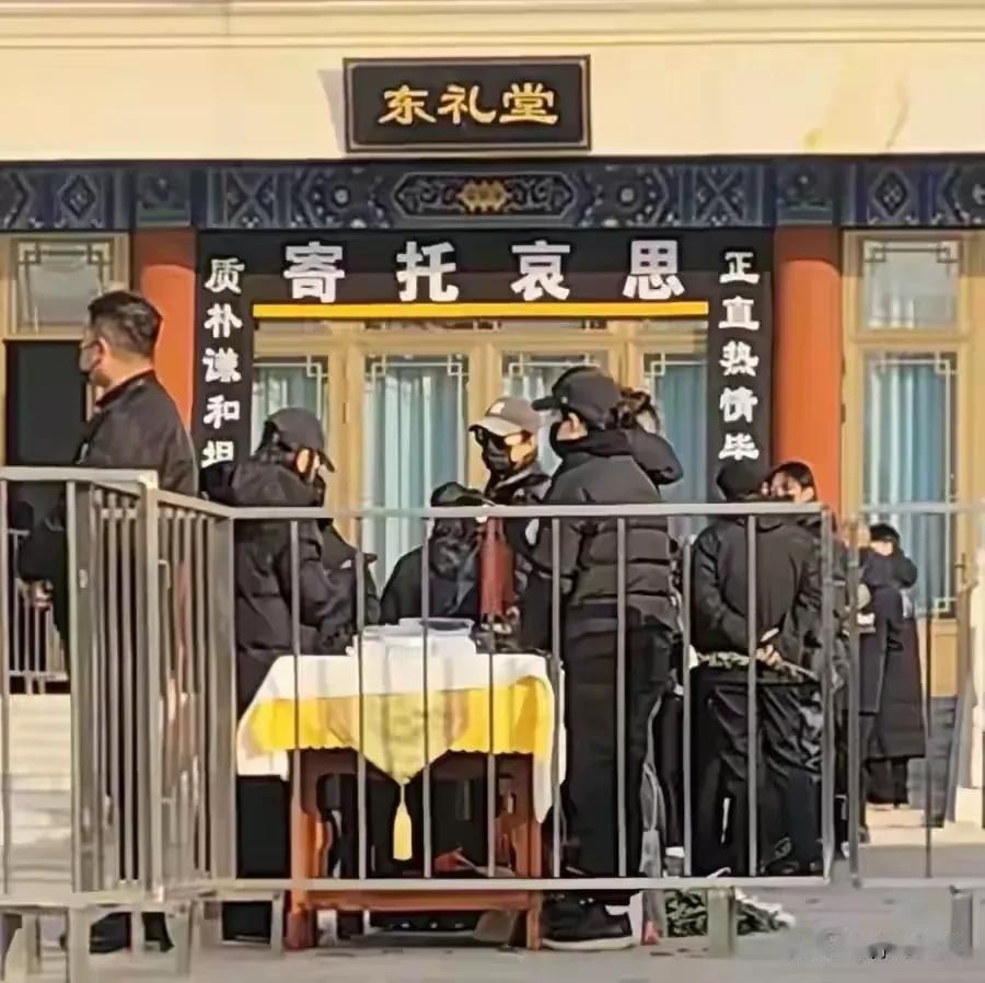 唐嫣和罗晋同框聊天，两人穿一样的黑大衣，带老家亲戚去饭店吃饭