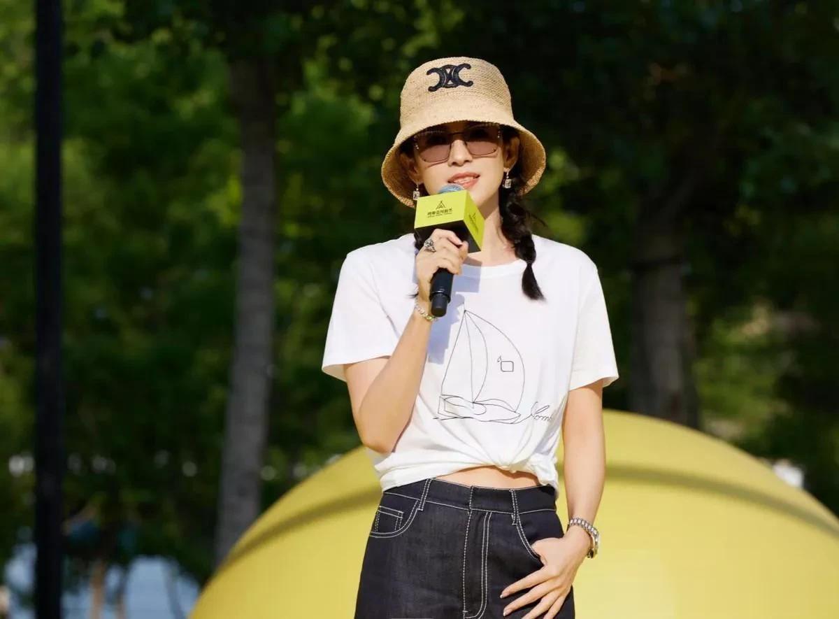 46岁章子怡增肥后更漂亮,穿针织衫+白裤好时髦,美到差点认不出