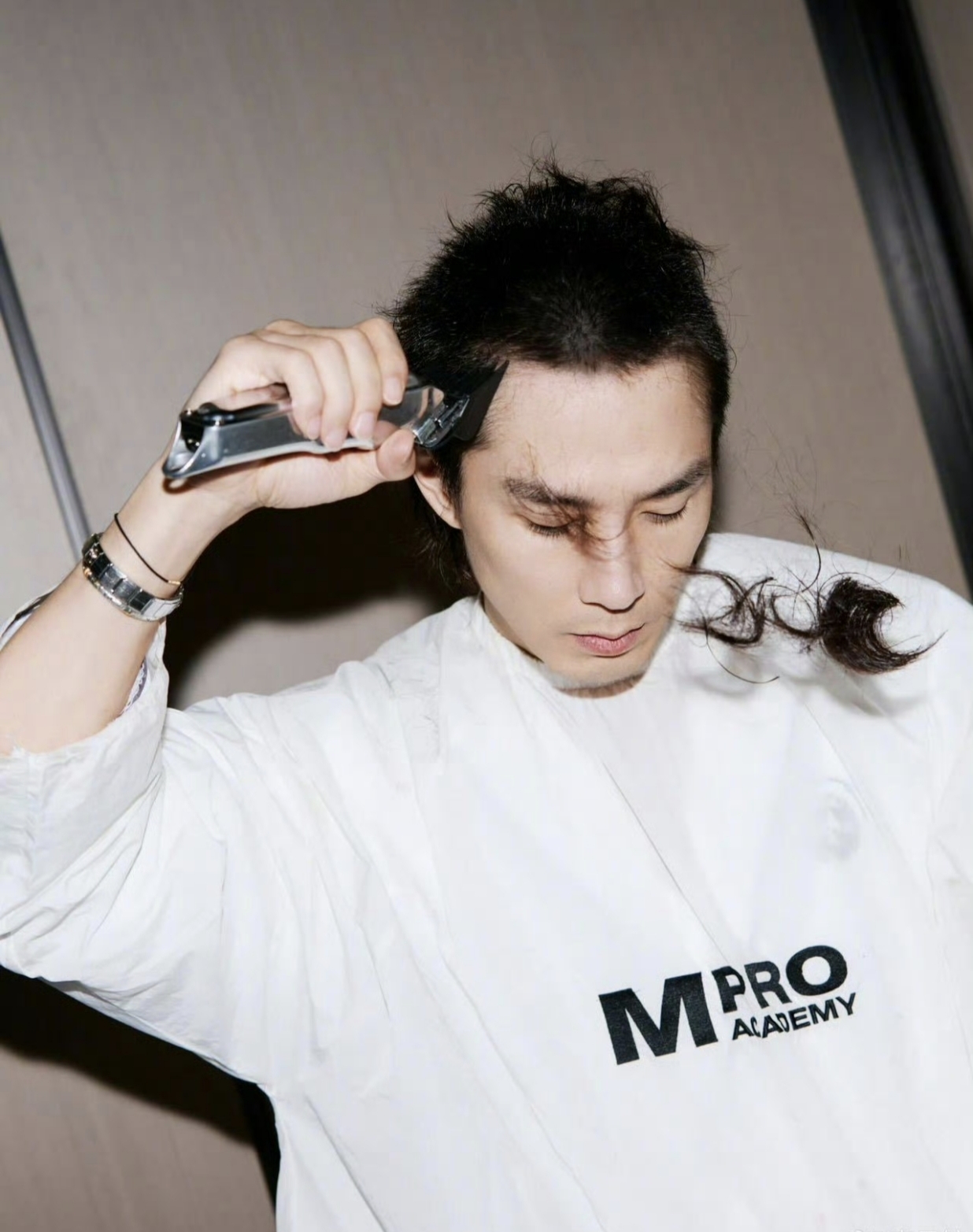 《李承铉造型疯传！网友沸腾：戚薇姐快管管他！》